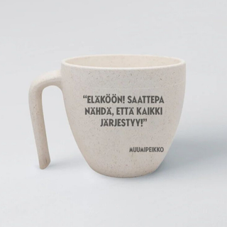 Biopohjaisista materiaaleista valmistettu luonnonvalkoinen Skandino® teemuki, jossa pitkä kahva ja Muumipeikon sitaatti: Eläköön! Saattepa nähdä, että kaikki järjestyy!" laseroituna mukin kylkeen.
