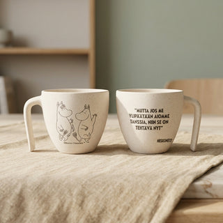 Skandino Muumimuki edestä ja takaa pöydällä. Teksti, jossa lukee "Mutta jos me ylipäätään aiomme tanssia, niin se on tehtävä nyt".